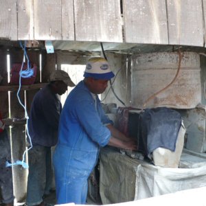 Polissage des pierres - Travail à la machine