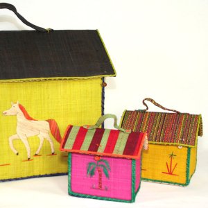 Panier « coffret-maison » - Multiples formats, coloris et matières rabane . Immenses : Hauteur : 38 cm Longueur : 47 cm Largeur : 27 cm Grands : Hauteur : 19 cm Longueur : 19 cm Largeur : 14 cm Moyens : Hauteur : 17 cm Longueur : 17 cm Largeur : 12 cm Petits : Hauteur : 14 cm Longueur : 14 cm Largeur : 9 cm