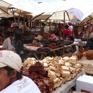 Vente de voitures en bois - Marché du Coum