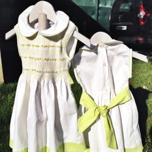 Robe de cérémonie blanche avec bas de robe et ceinture vert anis