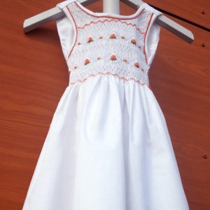 Robe en smocks blanche avec bas de robe et ceinture orange Hermès