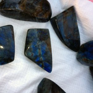 Diversité de tailles et de formes pour les Labradorites