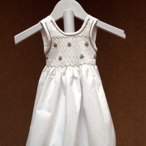 Robe en smocks blanche avec bas de robe et ceinture taupe