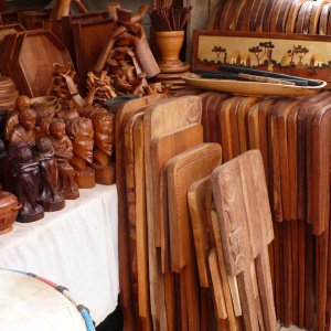 Sculptures et meubles en bois - Marché du Coum