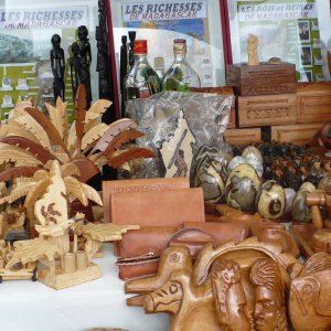 Objets et sculpture en bois - Marché du Coum