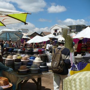 Marché du coum a Tana - Vente de chapeaux au marché artisanal