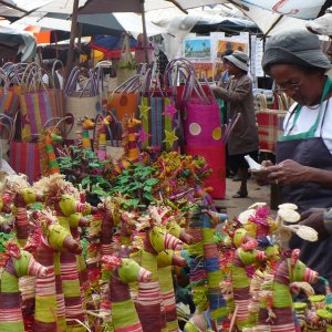 Vente de girafes colorées - Marché du Coum