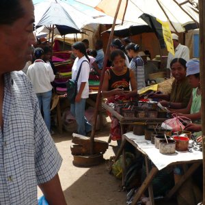 Marchands de pigments - Sur le marché du Coum. Antananarivo