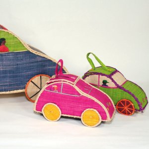 Panier « voiture » - Multiples formats, coloris et matières. Immenses : Hauteur : 24 cm Longueur : 54 cm Largeur : 24 cm Grands : Hauteur : 10 cm Longueur : 23 cm Largeur : 10 cm