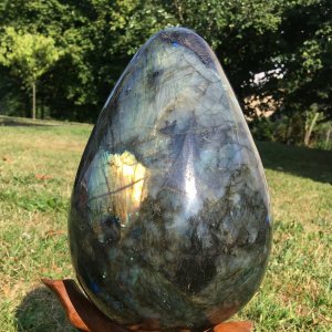 Un magnifique œuf en labradorite